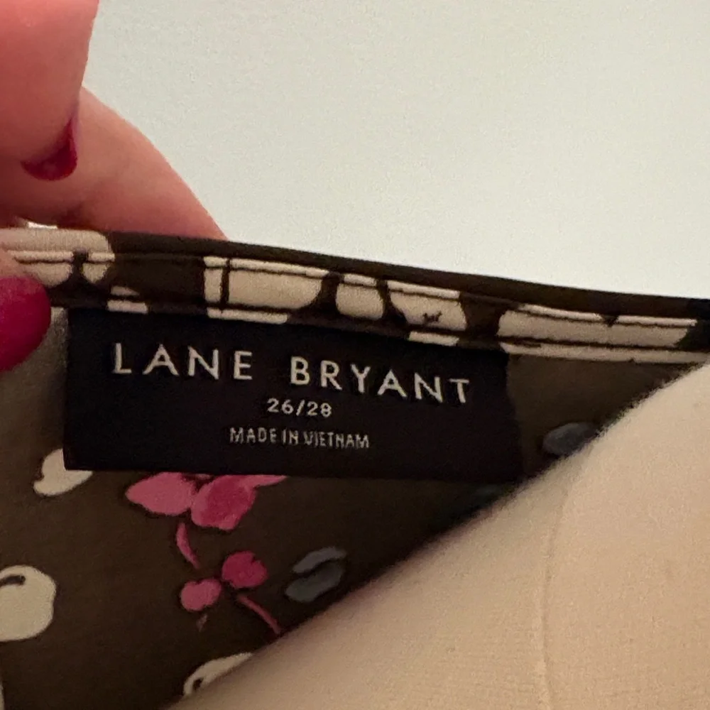 Lane Bryant brown  Short Sleeve V-Neck Floral blouse with Pink & White Blossoms - Picture 2 of 7